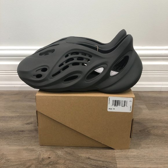 Yeezy Foam RNR Carbon - Picture 2 of 5